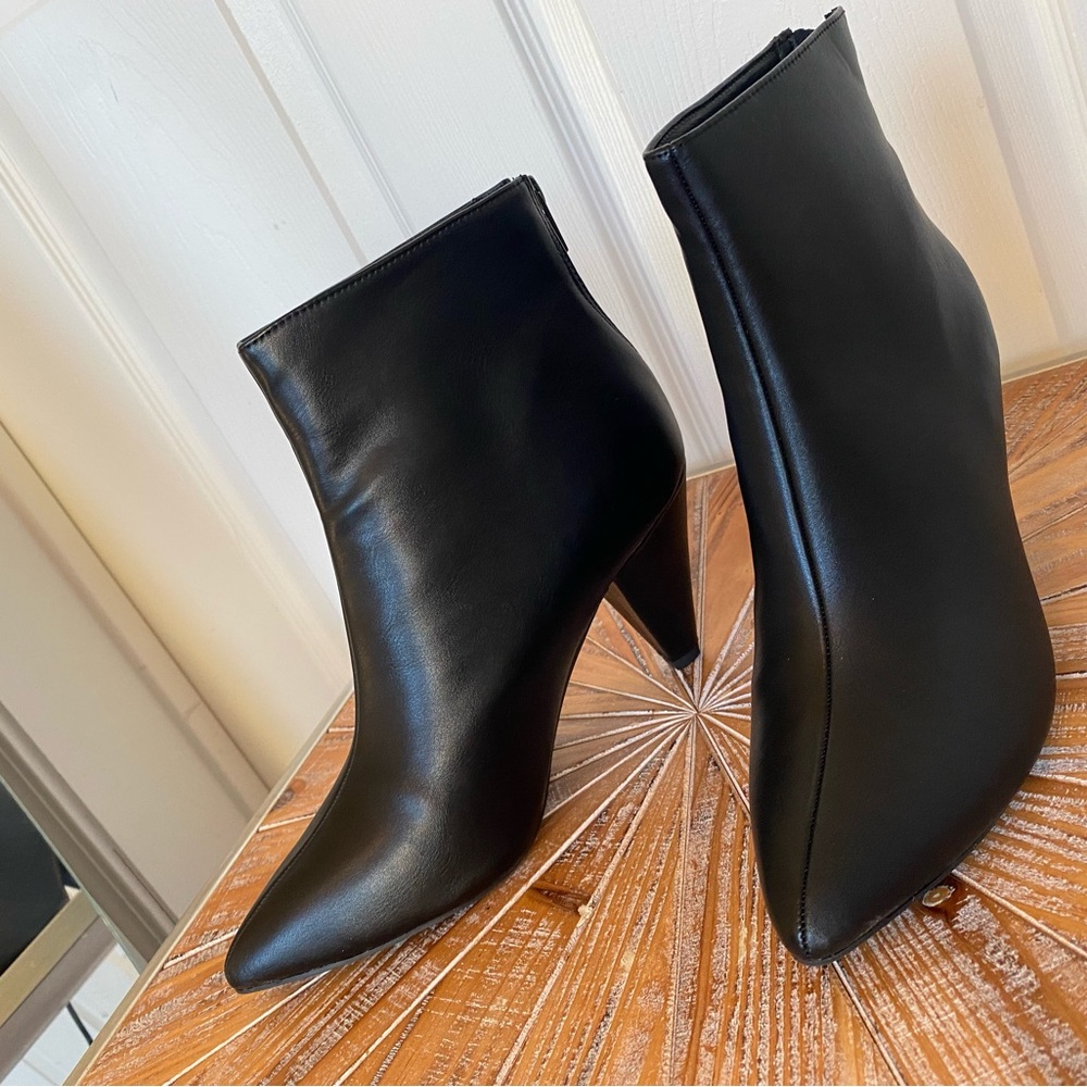 NWT My Delicious Black Faux Leather Pointy Toe Zipper Booties Size 10